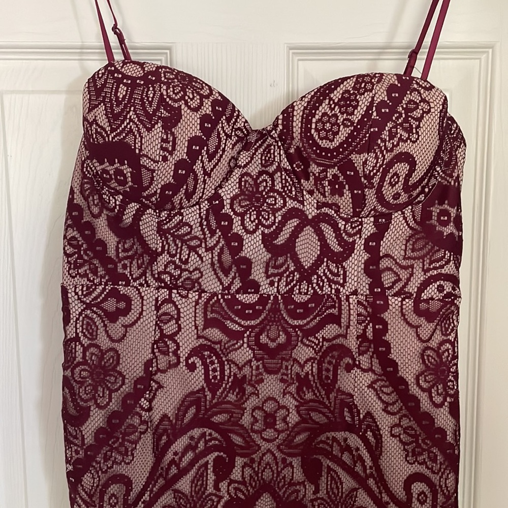 Lulus - Love Myself Bustier Lace Cocktail Midi Dress in Burgundy/ Nude. Size M.